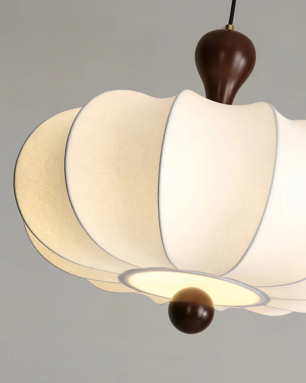 Suspension Noyer Élégance | Luminaire bois et tissu E27 blanc chaud