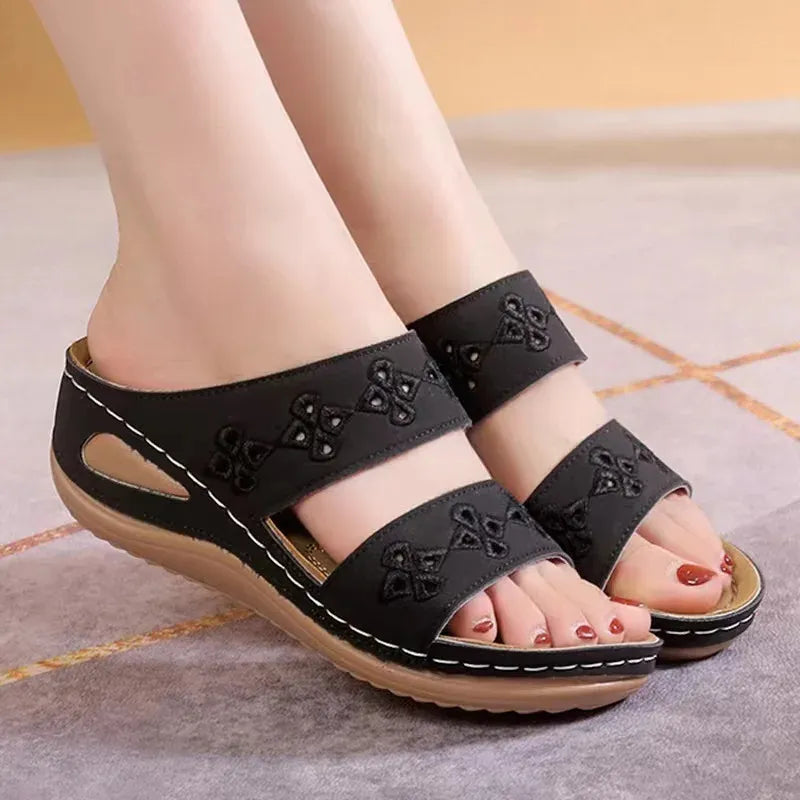 NOIRÉA FLORAL™ | Sandales Plates Noires Femme – Confort Léger Été