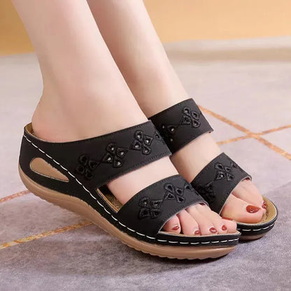 NOIRÉA FLORAL™ | Sandales Plates Noires Femme – Confort Léger Été