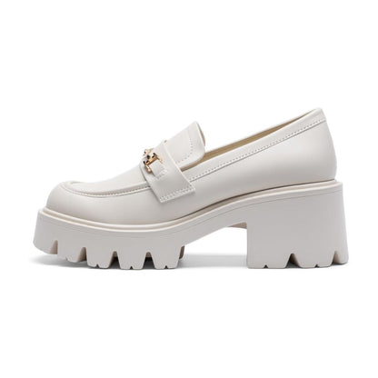Mocassins femme beige à talon épais, semelle crantée, détail chaîne dorée