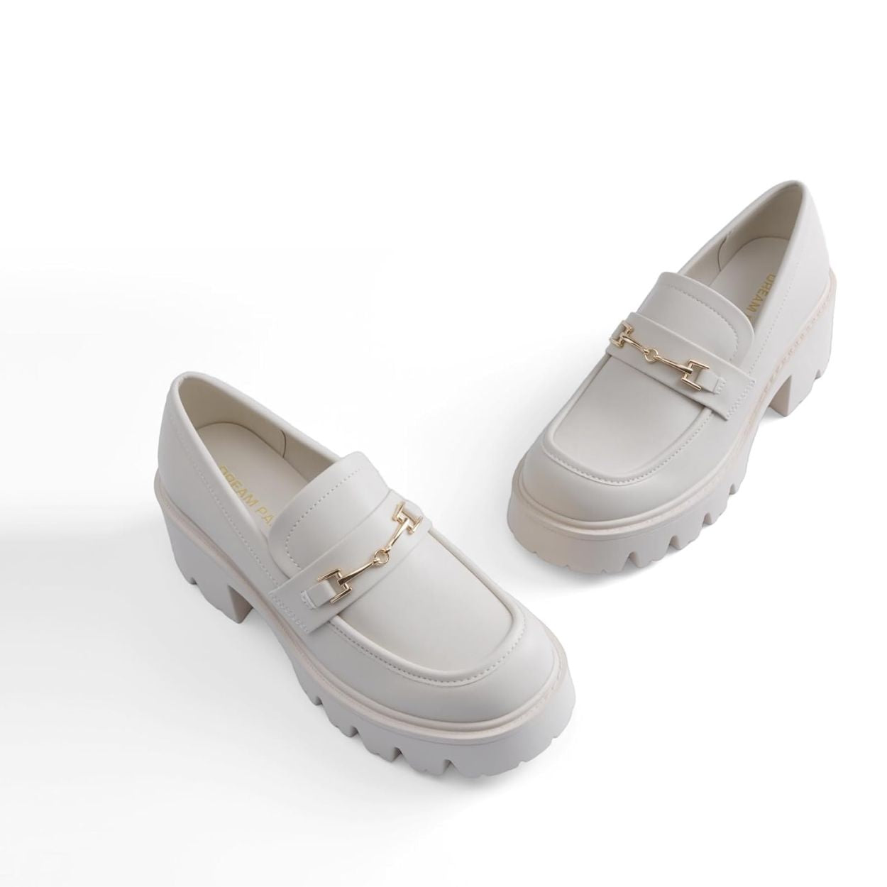 Mocassins femme beige à talon épais, semelle crantée, détail chaîne dorée