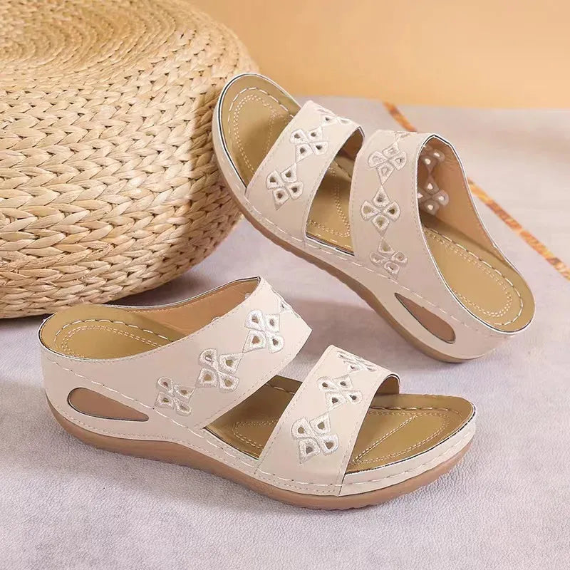 NOIRÉA FLORAL™ | Sandales Plates Noires Femme – Confort Léger Été