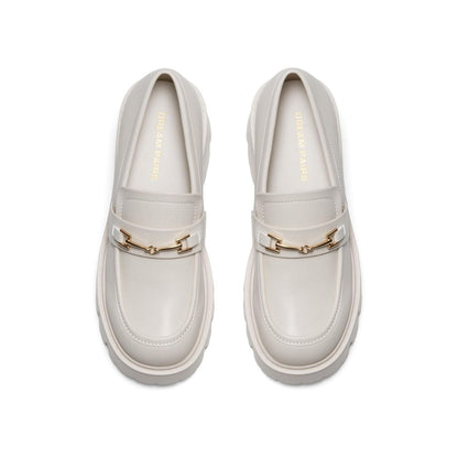 Mocassins femme beige à talon épais, semelle crantée, détail chaîne dorée